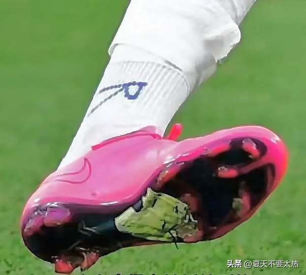 破旧战靴暗藏玄机?伊朗替补奇兵“补丁鞋”成LOL赛场另类图腾