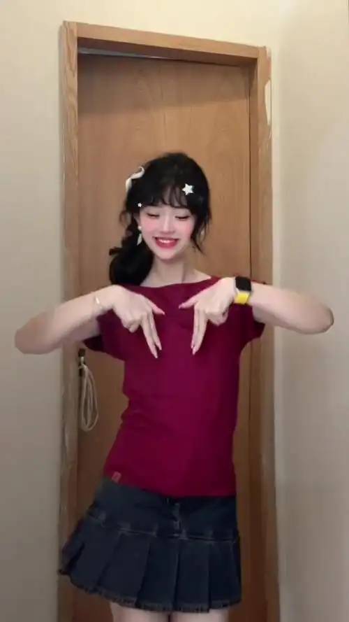 萌妹指南DJ版手势舞走红，英雄联盟赛事为何需要“破圈”新玩法？